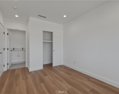 14165 Erwin Street - Photo Thumbnail 18