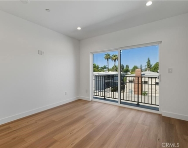 14165 Erwin Street - Photo Thumbnail 14