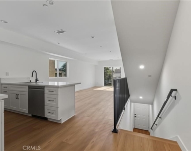 14165 Erwin Street - Photo Thumbnail 3