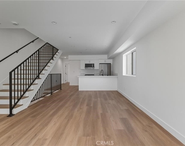 14165 Erwin Street - Photo Thumbnail 4