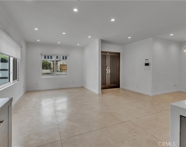 4925 Nagle Avenue - Photo Thumbnail 10