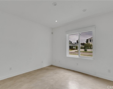 4925 Nagle Avenue - Photo Thumbnail 24