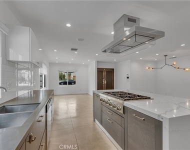 4925 Nagle Avenue - Photo Thumbnail 9