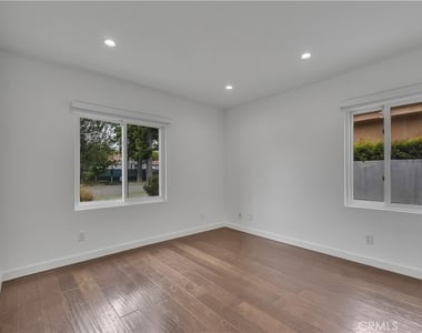 4925 Nagle Avenue - Photo Thumbnail 22