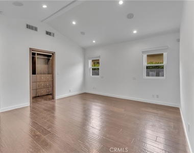 4925 Nagle Avenue - Photo Thumbnail 18