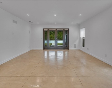 4925 Nagle Avenue - Photo Thumbnail 15