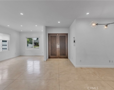 4925 Nagle Avenue - Photo Thumbnail 3
