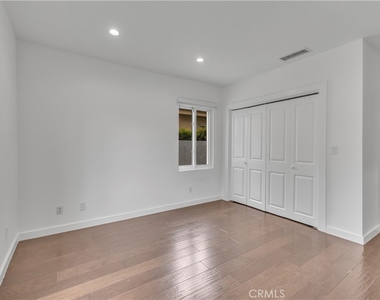 4925 Nagle Avenue - Photo Thumbnail 23