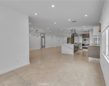 4925 Nagle Avenue - Photo Thumbnail 11