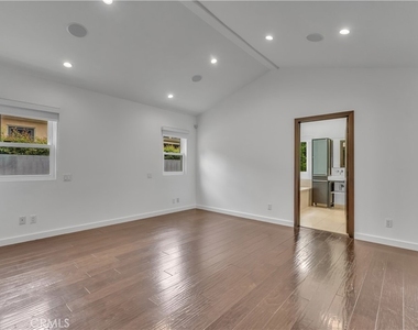 4925 Nagle Avenue - Photo Thumbnail 17