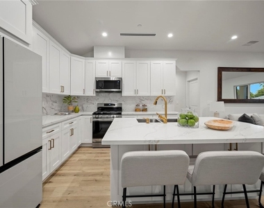 5865 Tobias Avenue - Photo Thumbnail 3