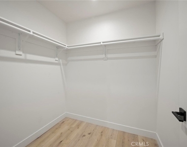 5865 Tobias Avenue - Photo Thumbnail 17