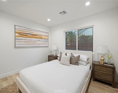 5865 Tobias Avenue - Photo Thumbnail 13