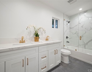 5865 Tobias Avenue - Photo Thumbnail 18