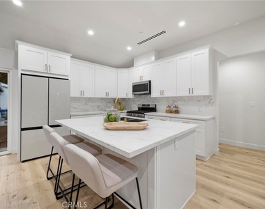 5865 Tobias Avenue - Photo Thumbnail 21