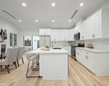 5865 Tobias Avenue - Photo Thumbnail 6