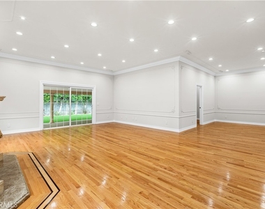 6508 Mammoth Avenue - Photo Thumbnail 5