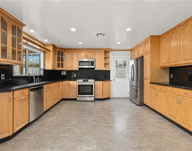 6508 Mammoth Avenue - Photo Thumbnail 12