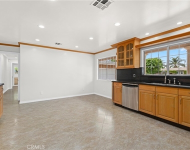 6508 Mammoth Avenue - Photo Thumbnail 14