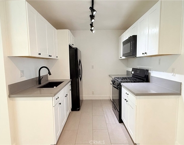 14222 Calvert Street - Photo Thumbnail 12