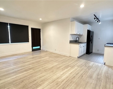 14222 Calvert Street - Photo Thumbnail 8