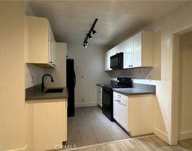 14222 Calvert Street - Photo Thumbnail 9