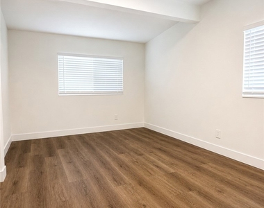 11151 Duncan Avenue - Photo Thumbnail 16