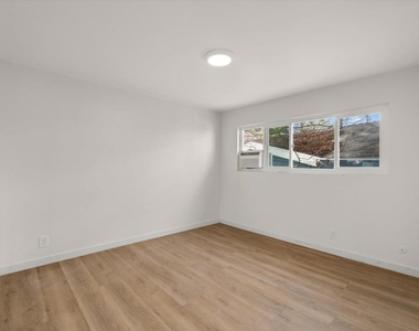 624 Silver Lake Boulevard - Photo Thumbnail 7