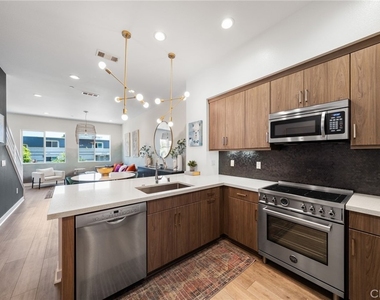 205 Elm - Photo Thumbnail 4