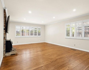 5525 Amby Drive - Photo Thumbnail 11