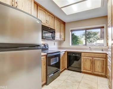 8024 Valle Vista Drive - Photo Thumbnail 5