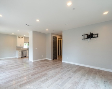 6938 Peach Avenue - Photo Thumbnail 3