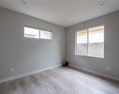 6938 Peach Avenue - Photo Thumbnail 16