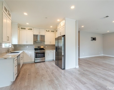 6938 Peach Avenue - Photo Thumbnail 7