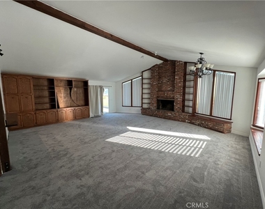 122 Fulton Way - Photo Thumbnail 2