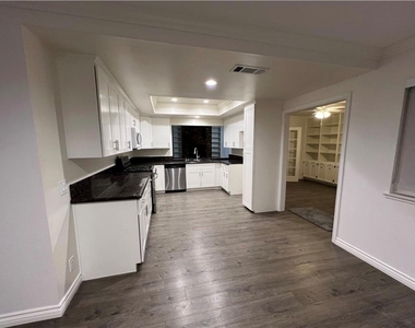 122 Fulton Way - Photo Thumbnail 8
