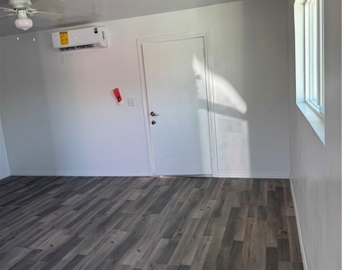 1124 Ramona Avenue - Photo Thumbnail 2