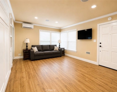 256 W College Street - Photo Thumbnail 4