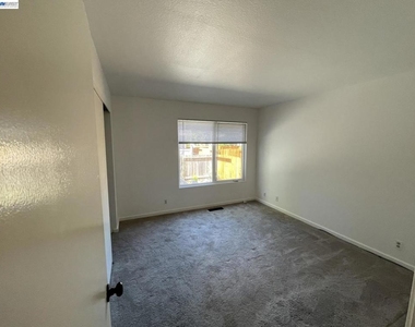 808 14th St - Photo Thumbnail 10