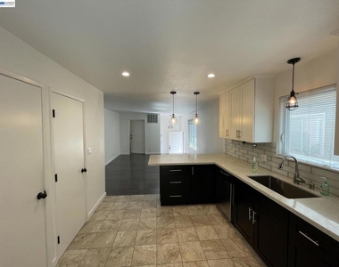 808 14th St - Photo Thumbnail 2