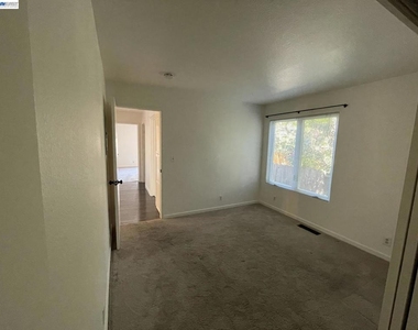 808 14th St - Photo Thumbnail 12