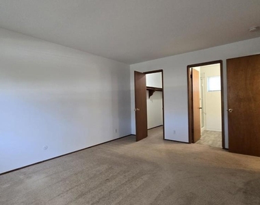 4600 Eggers Dr - Photo Thumbnail 4