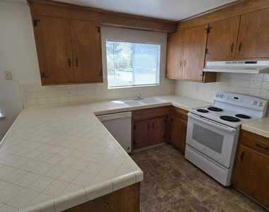 4600 Eggers Dr - Photo Thumbnail 8