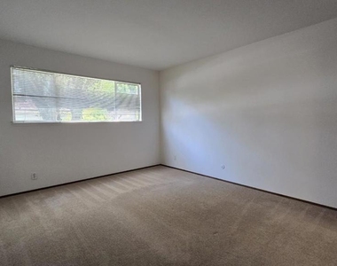 4600 Eggers Dr - Photo Thumbnail 1
