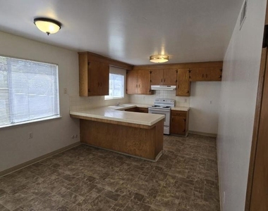 4600 Eggers Dr - Photo Thumbnail 7