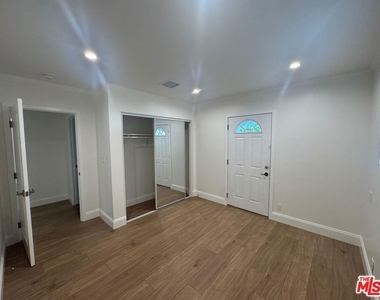 6542 Zelzah Ave - Photo Thumbnail 7