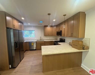 6542 Zelzah Ave - Photo Thumbnail 2