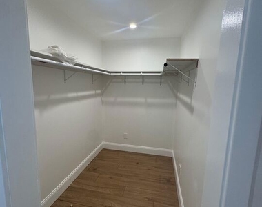 6542 Zelzah Ave - Photo Thumbnail 9