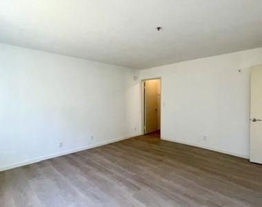 420 S Harvard Boulevard - Photo Thumbnail 7
