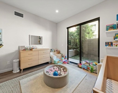 556 N Flores Street - Photo Thumbnail 17